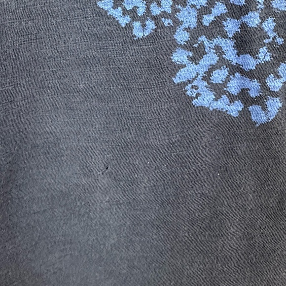 Eddie Bauer Cotton V-neck T-shirt with Blue Design - Picture 6 of 6